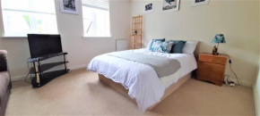 Modern 4 Bed House Sleeps - Free Parking